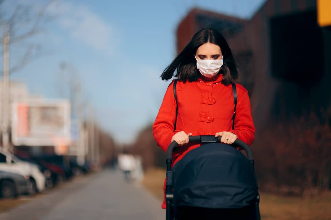 ¿Cómo influye la contaminación del aire causada por el tráfico en el embarazo?